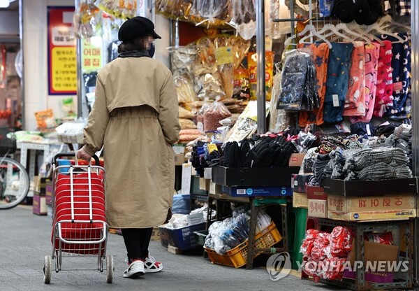 기대인플레이션율이 두 달 연속 올라 다시 4%대에 진입했다는 한국은행 발표가 나온 21일 서울 시내의 한 전통시장 모습. [사진=연합뉴스]