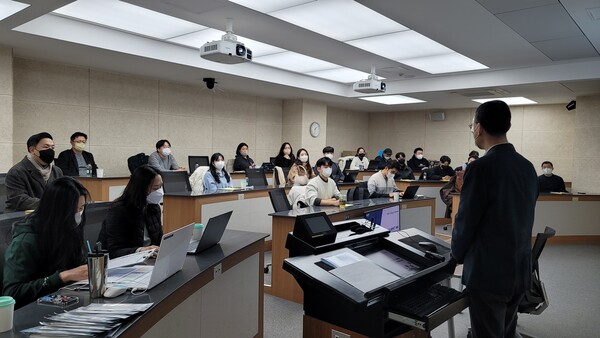 지난 1월초 서울 카이스트 홍릉캠퍼스 한 강의실에서 ‘임팩트 MBA’ 올해 입학생들이 참여해 신입생 오리엔테이션이 진행되고 있다. [사진=SK그룹 제공]