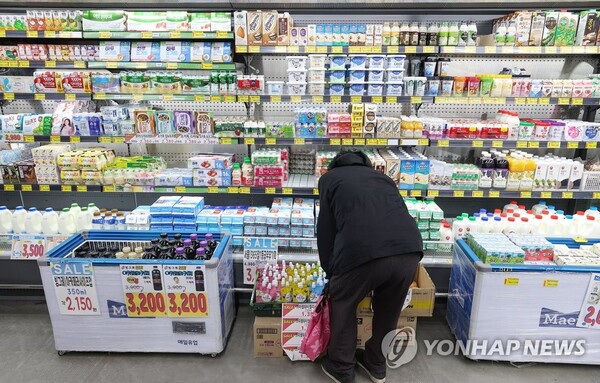 3월 소비자물가 상승률이 4.2%로 1년 만에 가장 낮은 폭으로 둔화한 가운데 4일 오후 서울의 한 전통시장 내 마트에서 시민이 장을 보고 있다. [사진=연합뉴스]