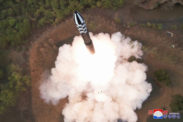 북한 조선중앙통신이 13일 신형 대륙간탄도미싸일 '화성포-18'형 시험발사가 단행됐다고 14일 보도했다. [사진=조선중앙통신/연합뉴스]