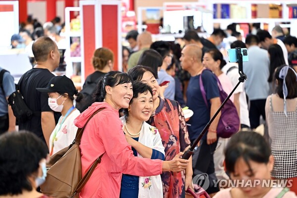 지난 14일 중국 하이난에서 열린 국제 소비재 엑스포를 찾은 방문객들. [사진=신화/연합뉴스]