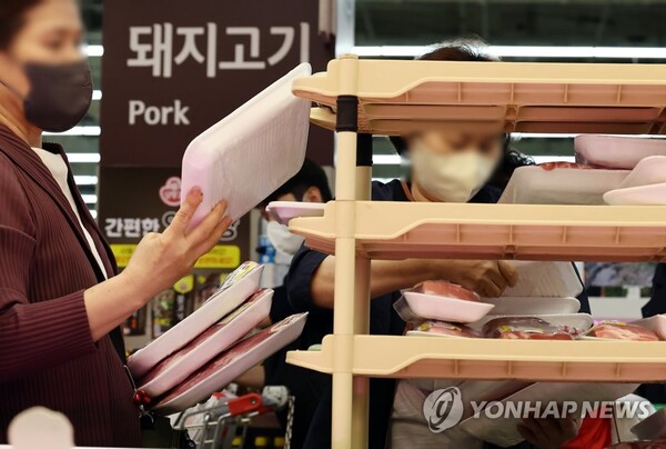 3월 생산자물가지수가 전월 대비 기준으로 3개월 연속 오르고 1년 전보다는 3.3% 상승했다는 한국은행 발표가 나온 21일 서울의 한 마트에서 시민들이 돼지고기를 고르고 있다. 세부 품목 중에서는 돼지고기(8.8%), 닭고기(8.5%), 햄버거·피자전문점(3.2%) 등의 가격이 뛰었다. [사진=연합뉴스]