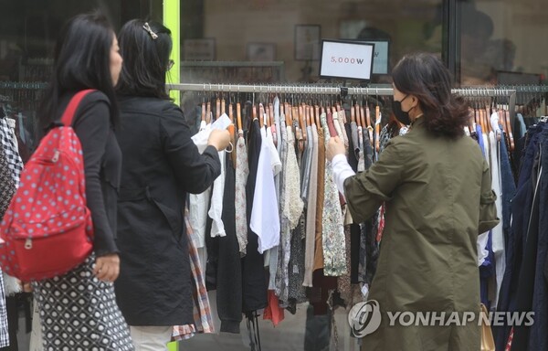 기대인플레이션율이 두 달 연속 하락했다. 사진은 서울 명동거리에 의류 매장에서 옷을 고르는 시민들. [사진=연합뉴스]