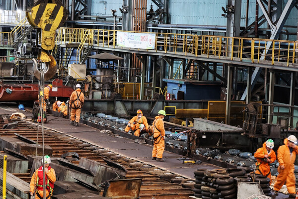 사진은 지난해 11월 23일 포항제철소 직원들이 2열연공장 복구작업을 하고 있는 모습. [사진=포스코 제공]