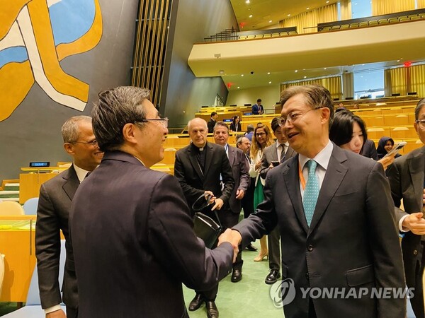 한국이 유엔 안전보장이사회 비상임이사국으로 선출된 뒤 황준국 주유엔 한국대사(오른쪽)가 이시카네 기미히로 주유엔 일본대사의 축하를 받고 있다. [사진=연합뉴스]