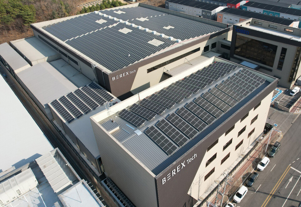 코웨이가 경기도 파주시에 위치한 자회사 '비렉스테크' 건물 옥상에 태양광 발전소를 설치하고 가동을 시작했다. [사진=코웨이 제공]