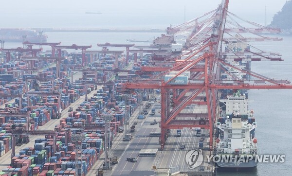 올해 2분기 한국 경제가 전분기 대비 0.6% 성장했다. 사진은 수출입 컨테이너가 쌓여 있는 부산항. [사진=연합뉴스]
