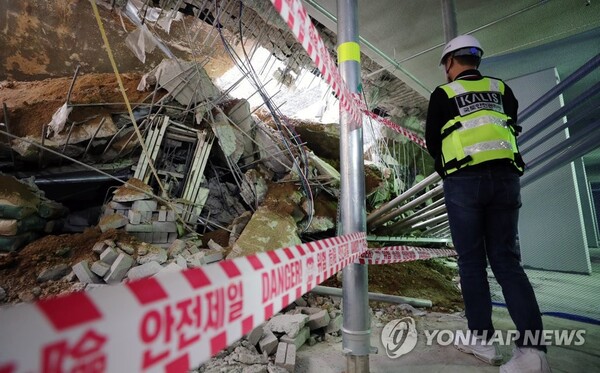 지난 4월 지하주차장 지붕 구조물이 붕괴된 인천 검단신도시 모 아파트 공사장. [사진=연합뉴스]