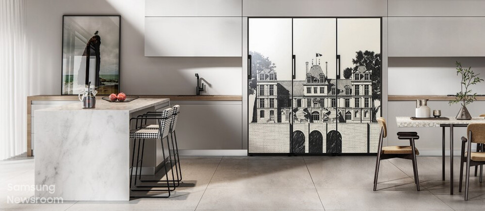 티보 에렘이 디자인한 프랑스 ‘퐁텐블로 성(Fontainebleu)’ 도어 패널 디자인이 적용된 비스포크 냉장고 [사진 출처=삼성전자]