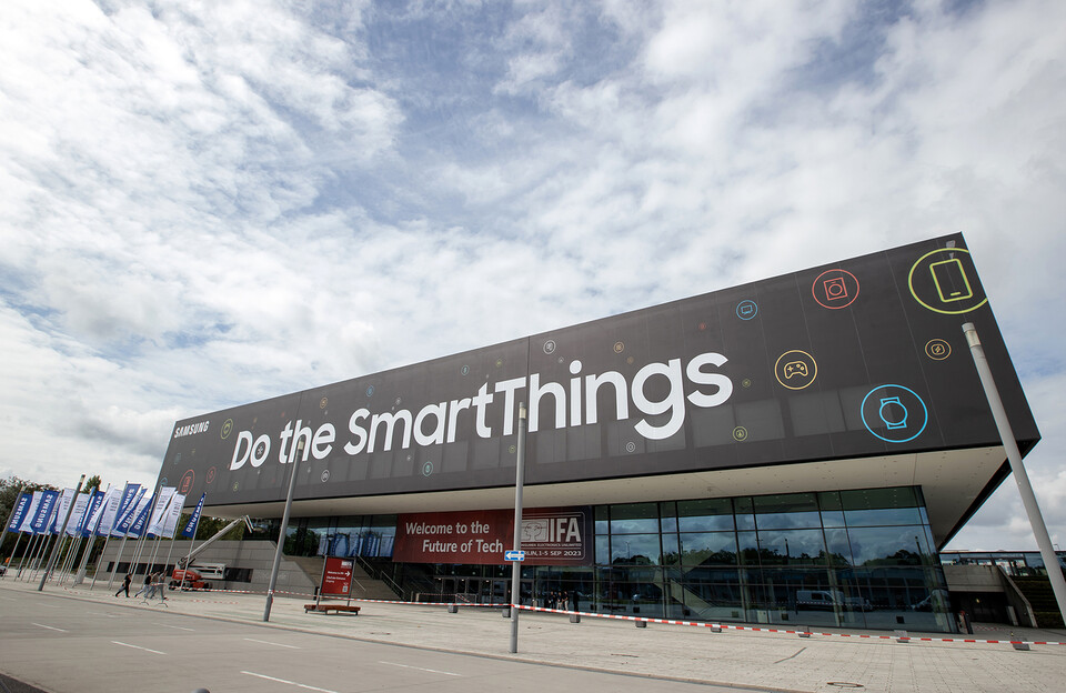 삼성전자 전시장이 마련된 '시티큐브 베를린' 건물 외관에 '스마트싱스'를 기반으로 한 의미 있는 연결 경험을 강조하는 'Do the SmartThings'를 표현한 옥외 광고를 설치했다. [사진=삼성전자 제공]