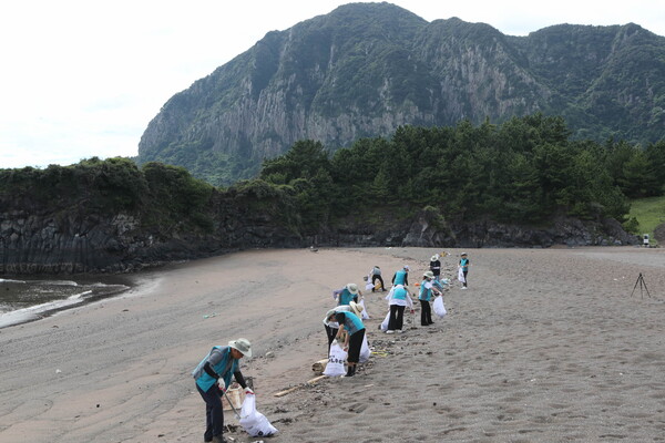 한국마사회 KRA엔젤스봉사단이 렛츠플로그 캠페인을 통해 해양쓰레기 수거 봉사활동을 진행했다. [사진=한국마사회 제공]