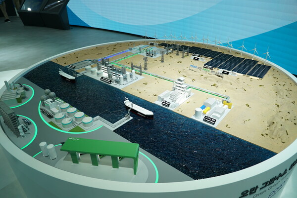  ‘H2 MEET 2023’ 전시회에 전시된 오만 그린수소 프로젝트 모형도. [사진=포스코홀딩스 제공]