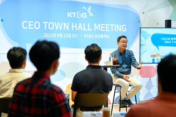 백복인 KT&G 사장이 타운홀 미팅에 참석한 임직원들과 이야기를 나누고 있다. [사진=KT&G 제공]