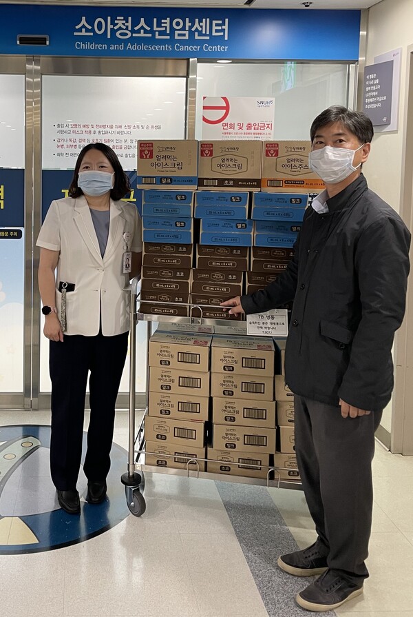 매일유업 아이스크림TF 이진석 본부장이(오른쪽) 서울대어린이병원 측에 제품을 전달하고 있다. [사진=매일유업 제공]