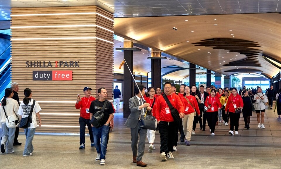 HDC그룹과 호텔신라의 합작법인 HDC신라면세점이 운영하는 신라아이파크면세점에 지난 14일 6년 만 중국 초대형 크루즈 단체관광객 1300여명이 방문했다. [사진=HDC아이파크몰 제공]