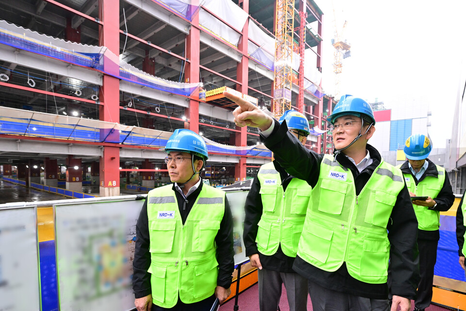 10월 19일 삼성전자 기흥캠퍼스를 찾은 이재용 삼성전자 회장이 차세대 반도체 R&D 단지 건설 현장을 점검하고 있다. [사진 제공=삼성전자]