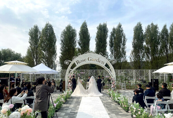 KB증권과 서울시 미래한강본부가 협력해 22일 광나루 한강공원 장미원에서 올해 두 번째 한강 야외 결혼식을 진행했다. [사진=KB증권 제공]