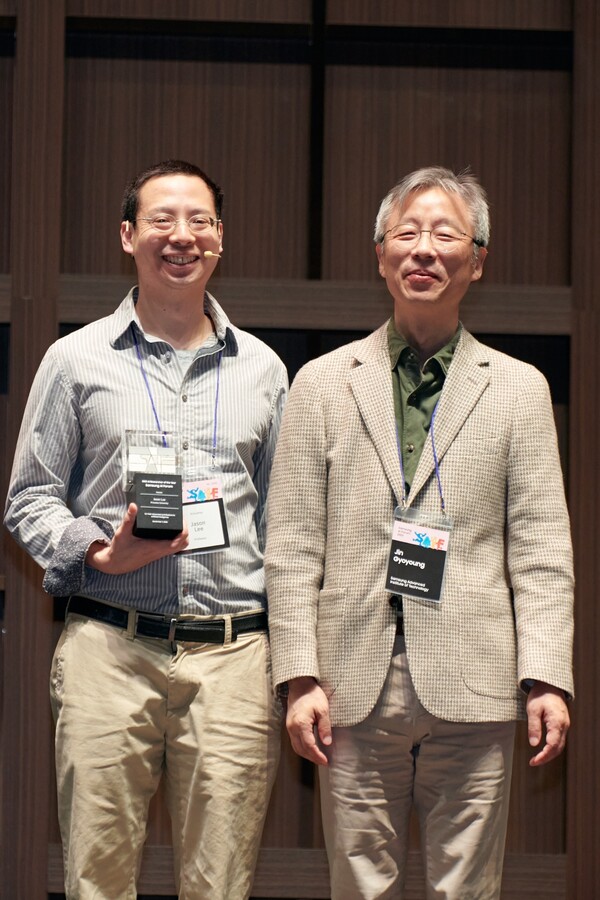 '삼성 AI 연구자상'을 수상한 제이슨 리 미국 프린스턴 대학교 교수(왼쪽)와 진교영 삼성전자 SAIT(구 종합기술원) 사장 [사진=삼성전자 제공]