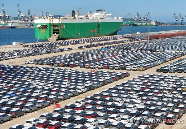 수출 선적을 기다리는 자동차들이 줄지어 있는 중국 항구. [사진=AFP/연합뉴스]