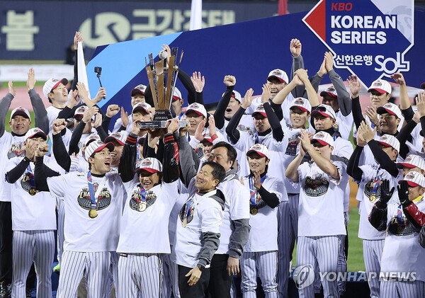 LG 트윈스 선수단이 23일 29년 만에 되찾은 한국시리즈 우승 트로피를 앞세우고 환호하고 있다. [사진=연합뉴스] 