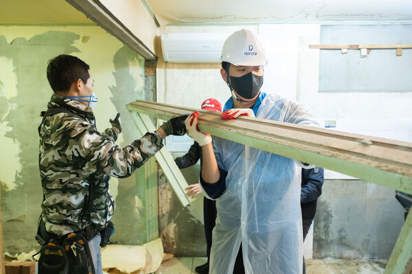 대우건설 임직원들이 지난 16일 서울 은평구 주거취약계층 어르신 집에서 봉사활동을 하고 있다. [사진=대우건설 제공]
