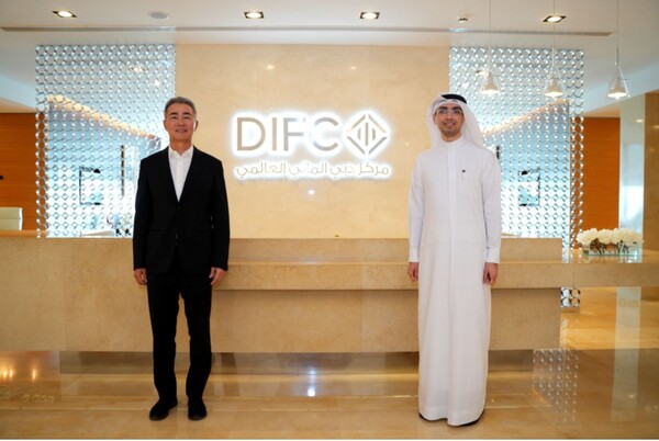 UAE 두바이 DIFC를 방문한 위메이드 장현국 대표(왼쪽), 모하메드 알부쉬 DIFC 이노베이션 허브 대표(오른쪽). [사진=위메이드 제공]