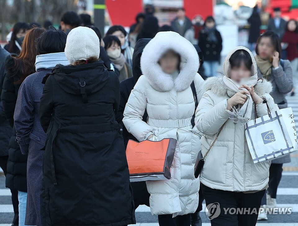 강한 추위에 옷을 껴입은 시민들이 거리를 지나고 있다. [사진=연합뉴스]