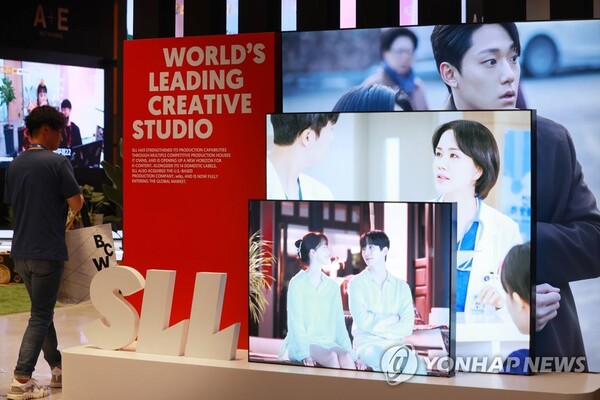 지난해 8월 서울 코엑스에서 열린 '2023 국제방송영상마켓(BCWW)'을 찾은 관람객이 전시장을 둘러보고 있다. [사진=연합뉴스]
