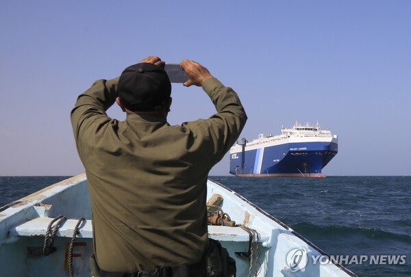 후티 반군이 나포한 선박을 촬영하는 예멘인 [사진=EPA/연합뉴스]
