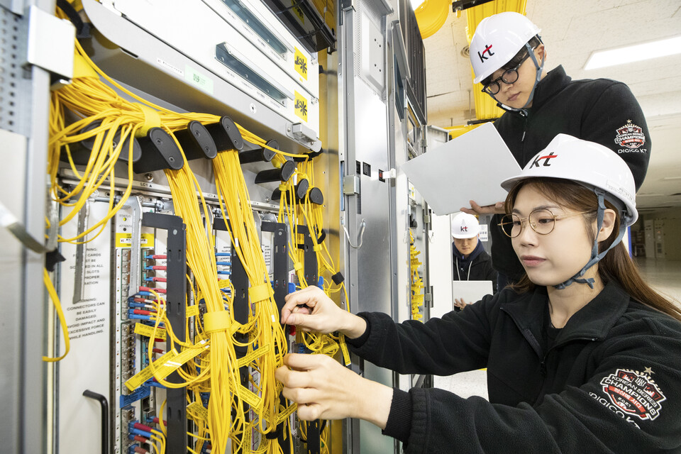 대전광역시 중구 KT문화빌딩에서 KT 네트워크 전문가가 차세대 SDN 컨트롤러를 활용해 인터넷 네트워크 장비를 관리하고 있다. [사진=KT 제공]