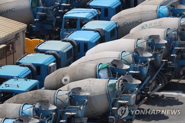 서울의 한 시멘트 공장에 주차된 레미콘 차량. [사진=연합뉴스]