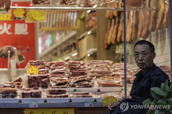 지난달 중국의 돼지고기 물가가 1년 전보다 17.3% 급감했다. 사진은 중국 상하이의 정육점. [사진=EPA/연합뉴스]