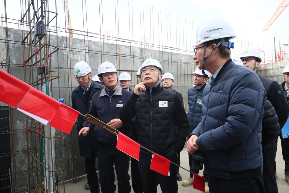 이한준 LH사장이 지난 1월 19일, 화성향남2 A22BL 아파트 건설현장을 방문해 건설혁신 이행현황을 점검하고 있다. [사진=LH 제공]