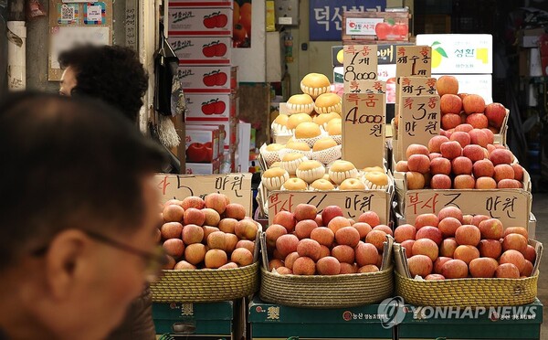 서울의 한 전통시장 과일 판매대 [사진=연합뉴스]