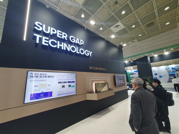 '인터배터리 2024'에서 삼성SDI가 공개한 전고체 배터리 양산 준비 로드맵. [사진=연합뉴스]