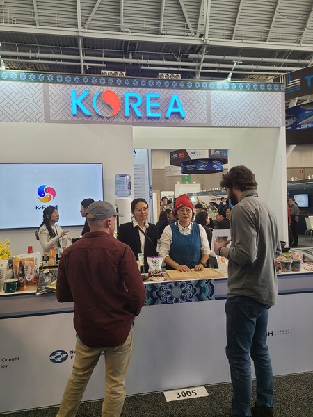 수협중앙회는 보스턴 국제 수산박람회에서 한국관을 개설하고 바이어들에게 국내 수산가공식품을 소개하고 있다. [사진=수협중앙회 제공]