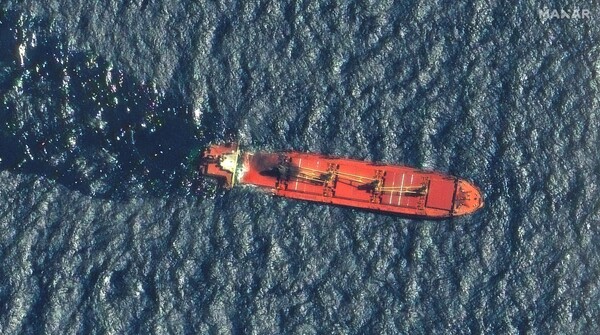 후티 반군의 공격을 받은 선박 루비마르호가 홍해에서 침몰하고 있다. [사진=연합뉴스]