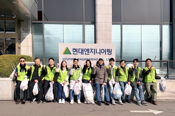 환경 정화 봉사활동에 참여한 현대엔지니어링 임직원들과 배우 김석훈이 기념 사진을 촬영하고 있다. [사진=현대엔지니어링 제공]