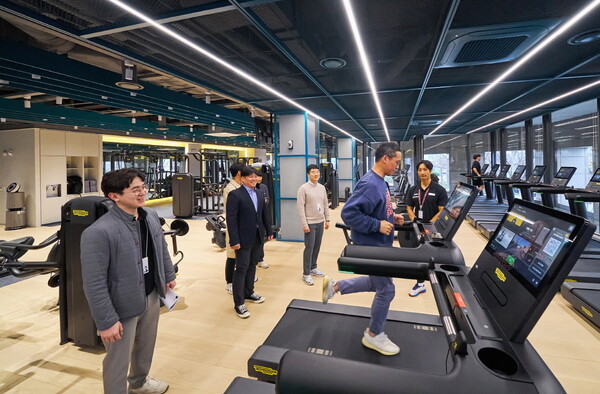 LG 직원들이 LG트윈타워 동관 2층에 신규 조성된 '트윈 피트니스'에서 운동기구를 체험하고 있다. [사진=LG그룹 제공]