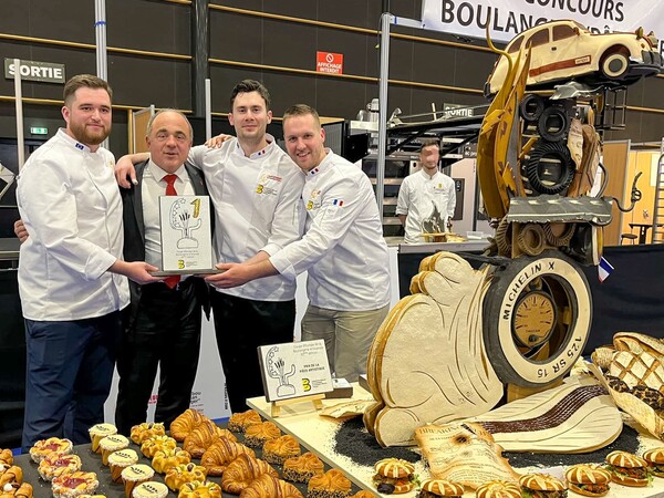 2024 유럽 제빵대회 '쿠프 드 유럽 드 라 블랑제리'에서 우승한 SPC 컬리너리아카데미 제빵강사 쿠앤틴들라쥬(왼쪽에서 세 번째)가 기념촬영 하고 있다 [사진=SPC 제공]