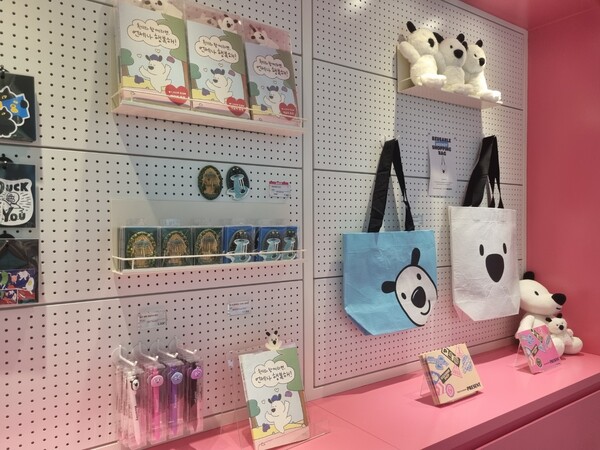 현대백화점 자체 캐릭터 흰디를 활용한 굿즈 [사진=김준철 기자]