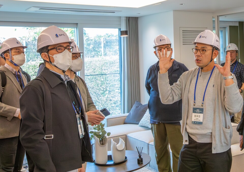 PC목업 주택 세대 내부에서 GS건설 담당자가 기술에 대한 설명을 하고 있다.[사진=GS건설 제공]