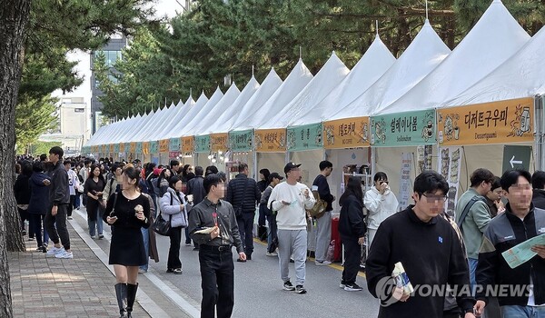 강릉커피축제가 개막한 지난달 30일 강릉시 안목커피거리 일원이 관람객들로 북적이고 있다. [사진=연합뉴스]
