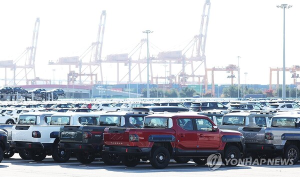 한미 관세·안보 협상 조인트팩트시트가 공식 발표된 14일 경기도 평택항에 수출용 자동차가 세워져 있다. [사진=연합뉴스]